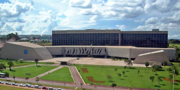 STJ decide que fiador continua responsável mesmo após término do contrato de locação